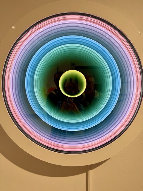 Concentric circles of coloured light forming a hypnotic digital artwork at Nit de l'Art