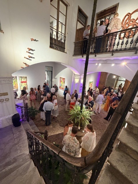 Visitors gathered on a historic staircase at Gerhardt Braun Gallery during Nit de l'Art