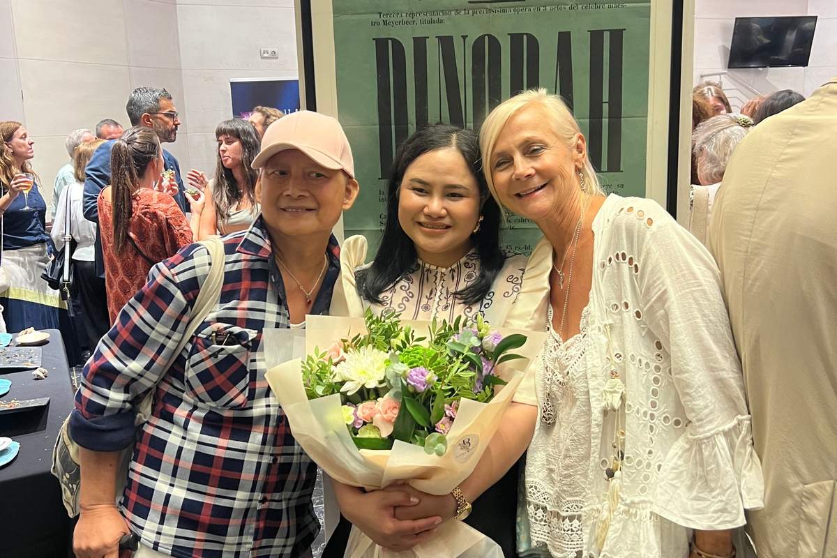Amanda J Butler with Sheriellane Pascua and their friend Manolo at the Sacar Pecho premiere, Teatre Principal de Palma