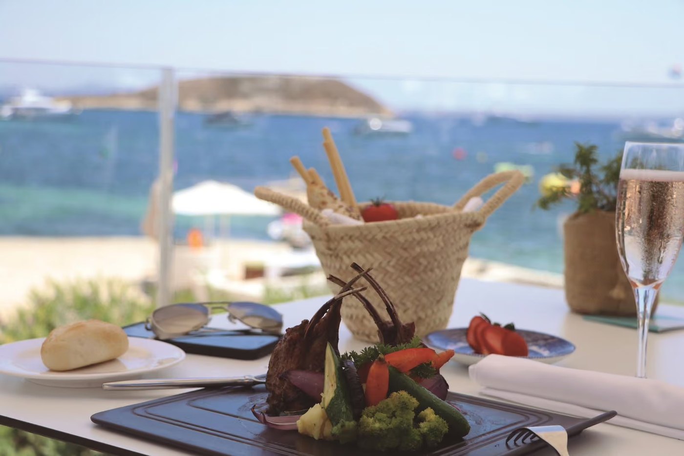 Rack of lamb with grilled vegetables and cava on a seafront terrace in Calvià, La Mostra Calvià