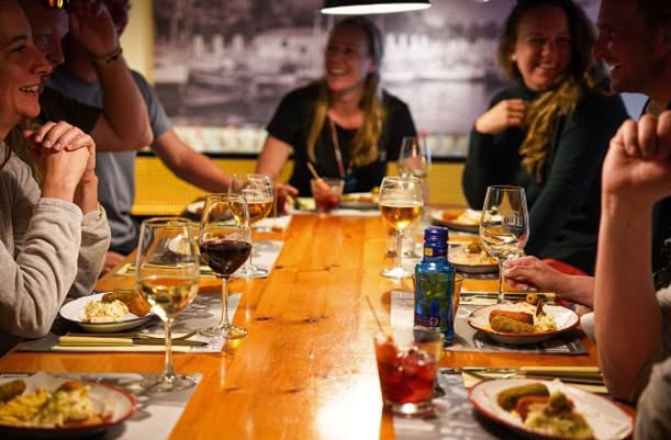 Guests laughing over drinks and tapas at a Mallorca Entrepreneurs networking dinner in Palma